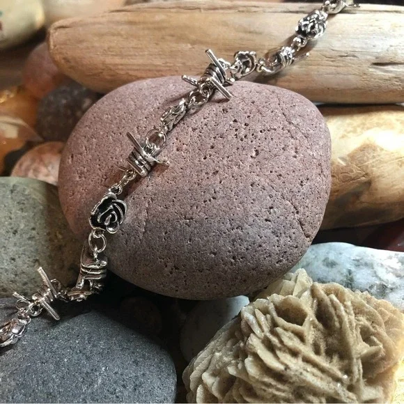 NEW Vintage Style silver Rose & Thorns choker Necklace. - Picture 7 of 7